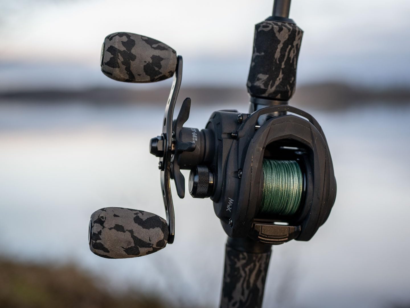 Abu Garcia MAX X Black OPS Gießen Angelruten und Rollen-Kombination 1.98m 10-40g, Flussangel-Rutenset, Baitcast für Süßwasser-Raubfischangler, Raubfischangel-Rutenset, Hecht Barsch Zander, Schwarz 6 61fEkA935dL. AC SL1440 - antaresshop.de