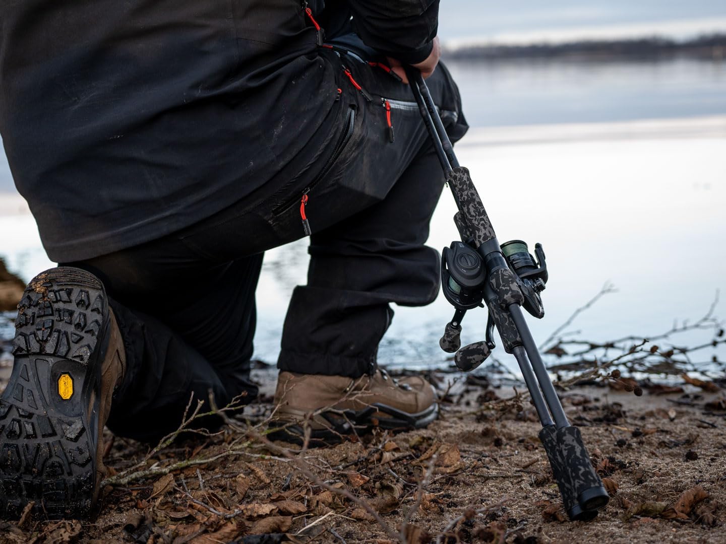 Abu Garcia MAX X Black OPS Gießen Angelruten und Rollen-Kombination 1.98m 10-40g, Flussangel-Rutenset, Baitcast für Süßwasser-Raubfischangler, Raubfischangel-Rutenset, Hecht Barsch Zander, Schwarz 8 - antaresshop.de